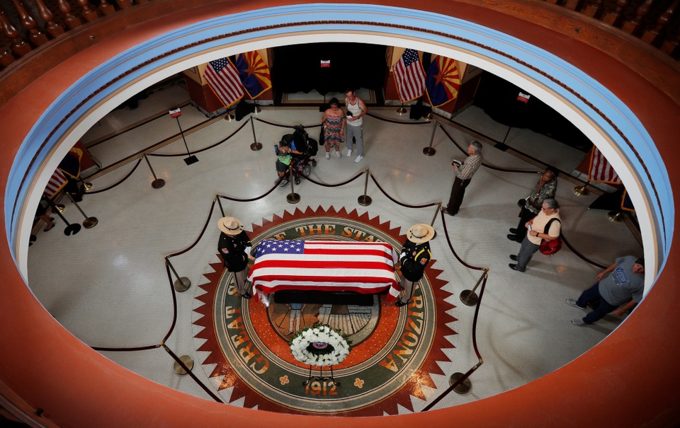 Hàng nghìn người Mỹ đội nắng viếng Thượng nghị sĩ John McCain - 13 Lễ truy điệu Thượng nghị sĩ John McCain dự kiến diễn ra vào ngày 2/9 tại nhà nguyện thuộc Học viện Hải quân Mỹ - nơi ông McCain từng theo học. Trước đó 1 ngày, lễ tưởng niệm ông McCain sẽ diễn ra ở Nhà thờ quốc gia ở Washington.