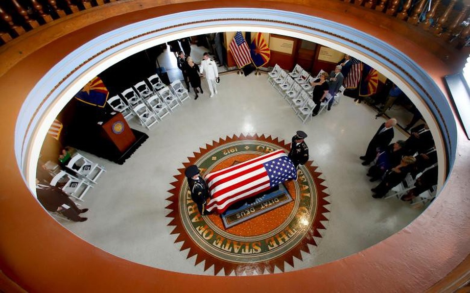 Hàng nghìn người Mỹ đội nắng viếng Thượng nghị sĩ John McCain - 5 Đây là hoạt động đầu tiên trong các nghi lễ tưởng niệm kéo dài 5 ngày sau khi Thượng nghị sĩ John McCain qua đời ở tuổi 81 do căn bệnh ung thư não.
