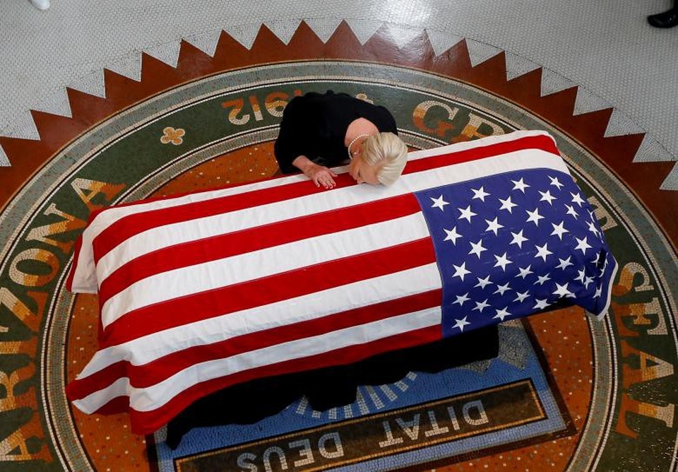Hàng nghìn người Mỹ đội nắng viếng Thượng nghị sĩ John McCain - 8 Phu nhân cố Thượng nghị sĩ John McCain ôm linh cữu của chồng trong lễ tưởng niệm tại tòa nhà nghị viện Arizona.