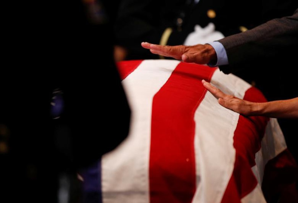 Hàng nghìn người Mỹ đội nắng viếng Thượng nghị sĩ John McCain - 10 Nhiều người đã đặt tay lên linh cữu Thượng nghị sĩ John McCain để chào tạm biệt ông.