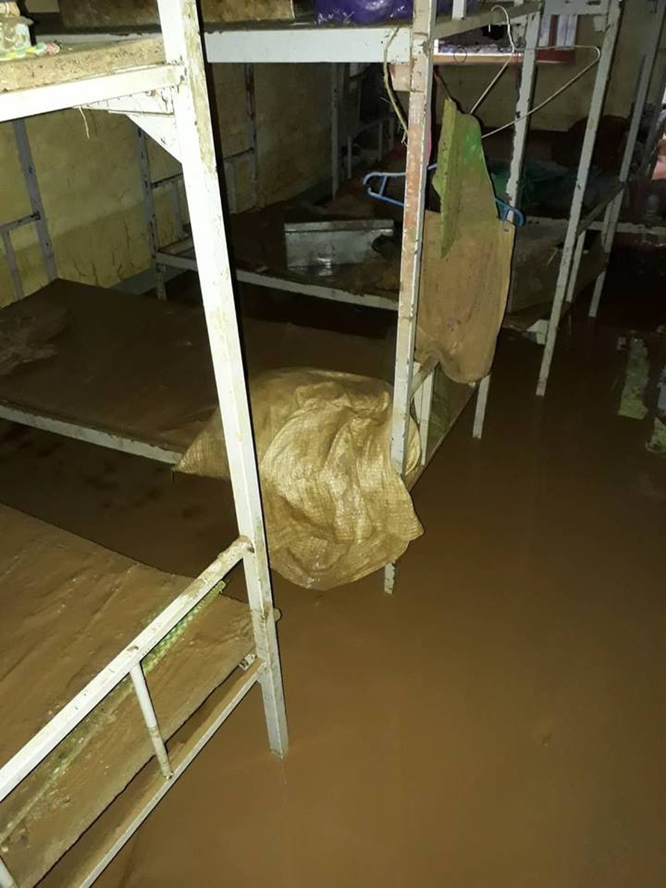 Kinh hoàng cảnh lũ lụt 10 năm rồi mới thấy ở Sơn La - 6
Toàn bộ học sinh buộc phải trở về nhà vì khu vực nội trú của trường đã bị ngập