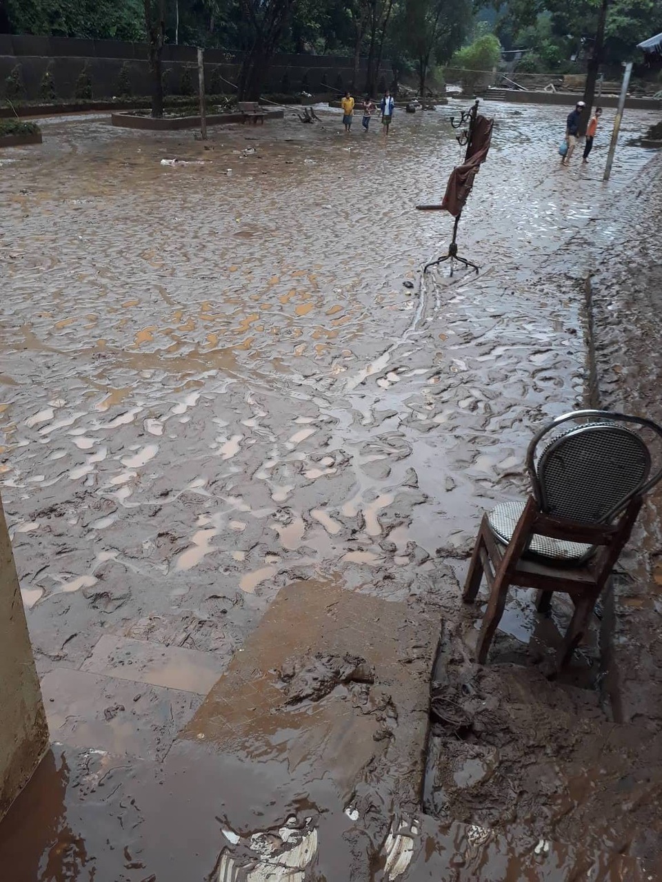 Giáo viên và học sinh Nà Ớt lao đao trước cảnh lũ chồng lũ - 2
Trước đó, ngày 28/8, cơn lũ đầu tiên ập xuống với hàng trăm tấn bùn đất