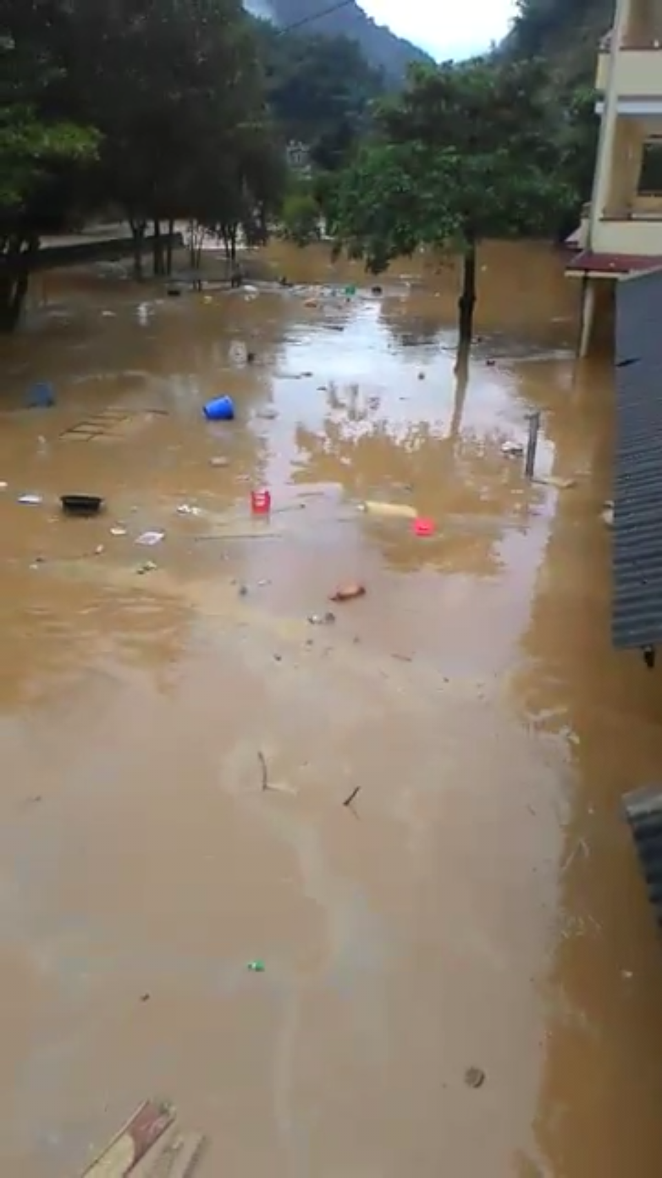 Giáo viên và học sinh Nà Ớt lao đao trước cảnh lũ chồng lũ - 1
Lũ gây ngập phòng học, khu nhà ở tại Trường PTDTBT THCS Nà Ớt