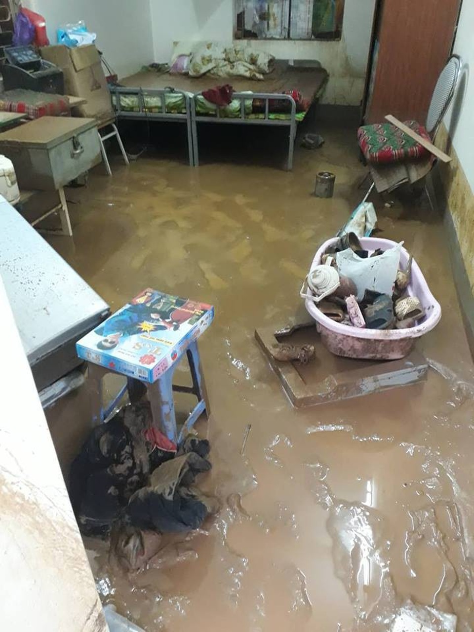 Kinh hoàng cảnh lũ lụt 10 năm rồi mới thấy ở Sơn La - 5
Nước lũ ngập khu vực nội trú của học sinh Trường PTDTBT THCS Nà Ớt