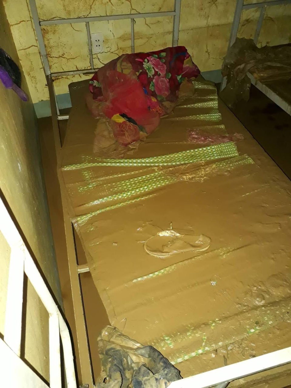 Giáo viên và học sinh Nà Ớt lao đao trước cảnh lũ chồng lũ - 9
Chăn màn, giường chiếu của học sinh ngập trong bùn