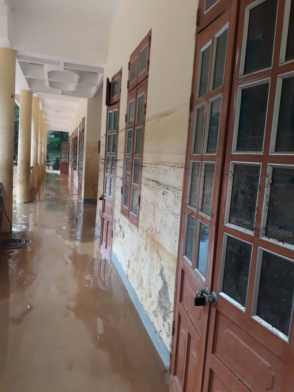 Giáo viên và học sinh Nà Ớt lao đao trước cảnh lũ chồng lũ - 7
Cả trường THCS Nà Ớt ngập trong bùn đất