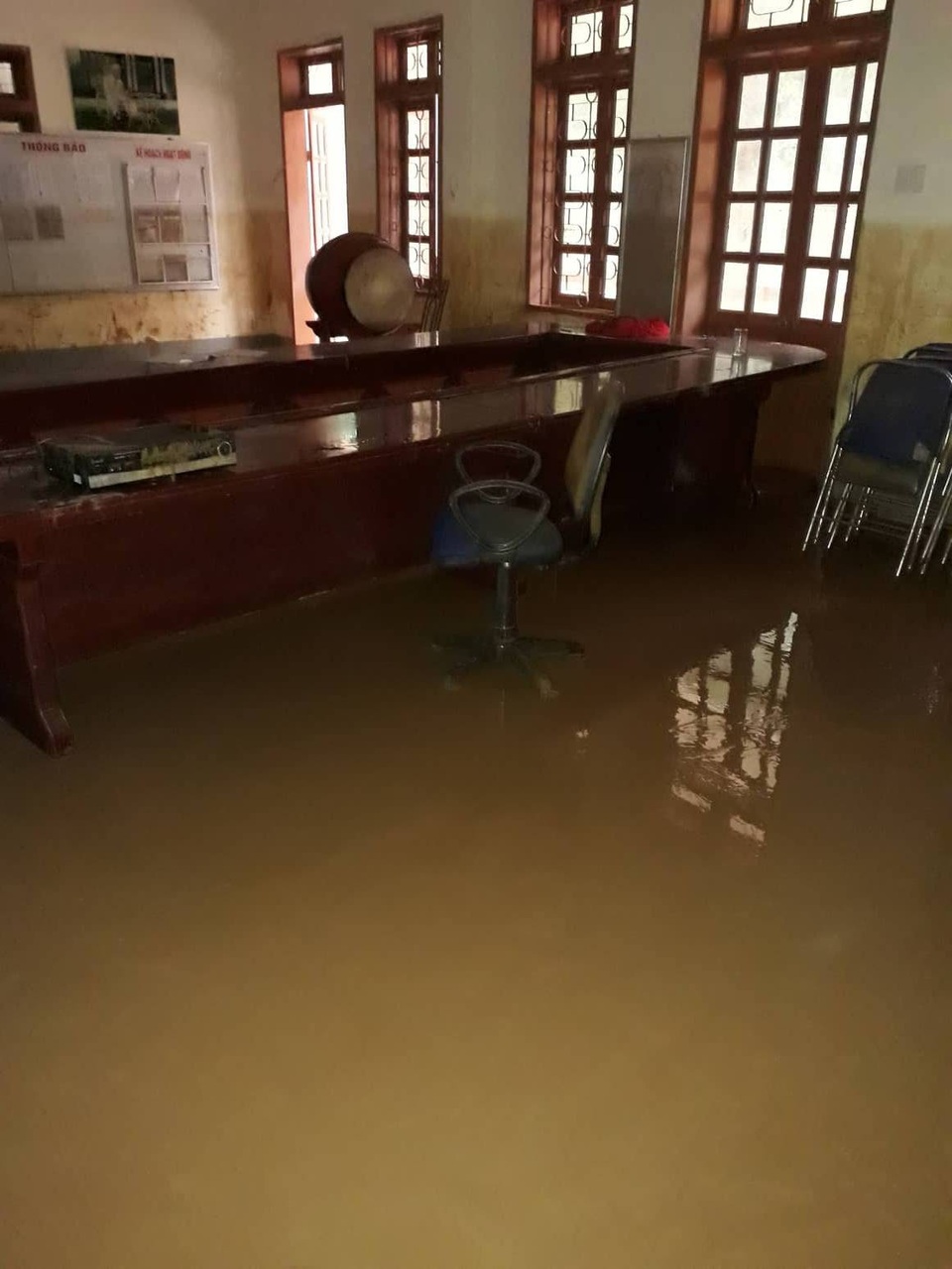 Giáo viên và học sinh Nà Ớt lao đao trước cảnh lũ chồng lũ - 6
Mực nước vẫn còn in dấu trên tường của phòng học giáo viên, ngày 29/8 vừa rút xuống thì ngày 30/8 lại trận lũ mới