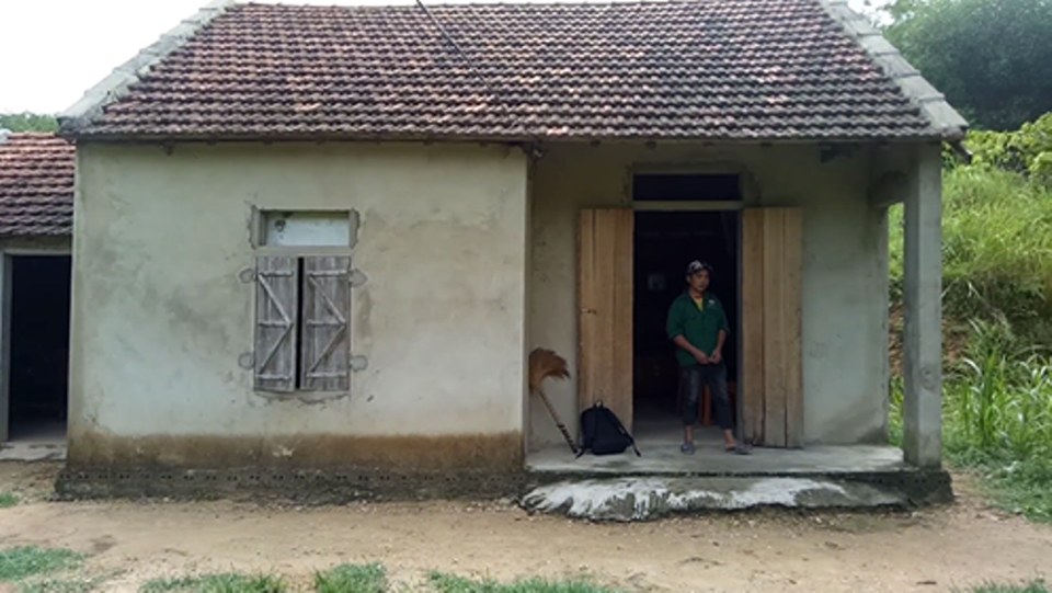 Không tiền chữa trị, bé 8 tháng tuổi bụng to như cái trống chờ chết từng ngày - 7 Căn nhà hai gian là tài sản lớn nhất của vợ chồng anh Trương, chị Huyền.