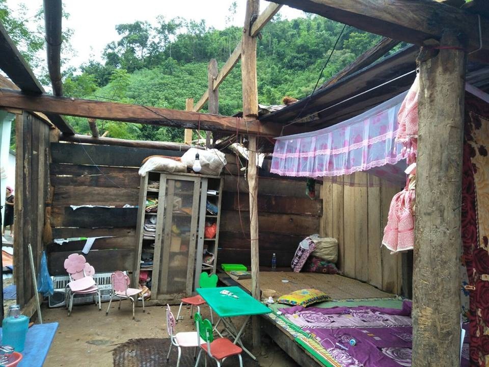 Học sinh và giáo viên khốn khó vì lốc xoáy cuốn bay mái phòng học, nhà ở - 7
Nhà công vụ của giáo viên điểm trường Nậm Đang bị tốc mái tan hoang
