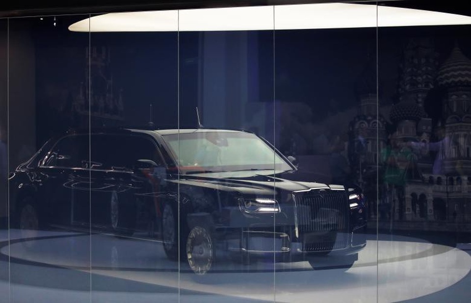 Phiên bản siêu xe của Tổng thống Putin “khoe dáng” tại triển lãm ô tô - 1 Chiếc limousine Aurus Senat mới tương tự siêu xe của Tổng thống Putin đã được trưng bày tại triển lãm ô tô quốc tế Moscow, sự kiện được tổ chức hai năm một lần tại Nga, từ ngày 29/8-9/9.