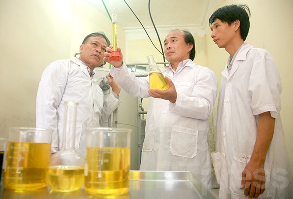 Sửa đổi Luật Giáo dục đại học: Thảo luận về danh xưng hay về chất lượng thực tế - 2
Nhóm nghiên cứu của GS.TSKH Lưu Văn Bôi (Khoa Hóa học - Trường ĐH Khoa học Tự nhiên - ĐHQGHN) với sản phẩm nghiên cứu là diesel sinh học (ảnh: Bùi Tuấn)