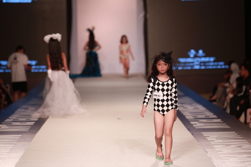 “Bản sao” siêu mẫu số 1 châu Á Liu Wen lọt Top lần đầu chinh chiến quốc tế - 15 “Bản sao” siêu mẫu số 1 châu Á Liu Wen lọt Top lần đầu chinh chiến quốc tế - 15