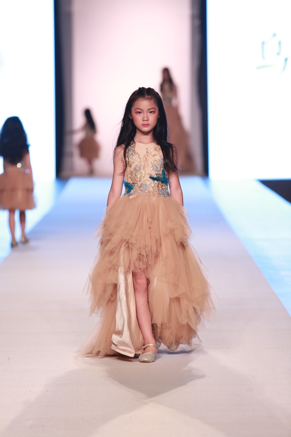 “Bản sao” siêu mẫu số 1 châu Á Liu Wen lọt Top lần đầu chinh chiến quốc tế - 6 Kết thúc cuộc thi, “bản sao Liu Wen” đã kịp “bỏ túi” thêm thành tích khủng khi lọt Top 3 Nhóm tuổi Thiếu nhi (6 - 10 tuổi). Từ những vòng thi đầu, em luôn là người gây được ấn tượng mạnh mẽ.
