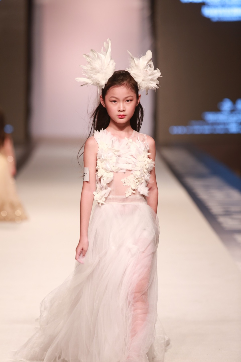 “Bản sao” siêu mẫu số 1 châu Á Liu Wen lọt Top lần đầu chinh chiến quốc tế - 5 Nhờ bản lĩnh và sự tự tin, cùng với trải nghiệm trong làng thời trang từ trước, Ngô Dịch Huyên lần lượt tỏa sáng trong từng vòng thi. Ngô Dịch Huyên toát lên vẻ yêu kiều, tự tin sải bước như một nàng công chúa.