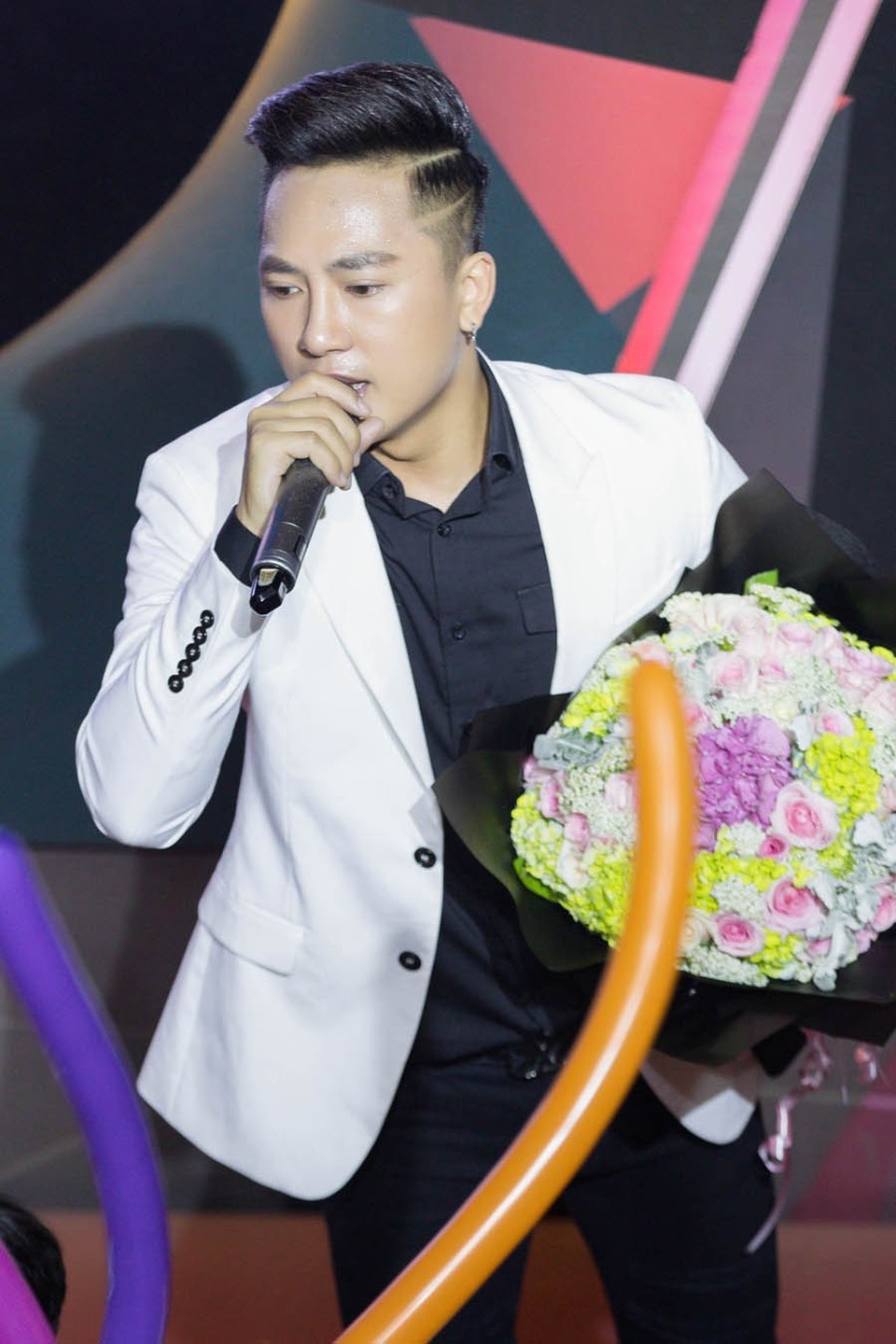 Chiều tối 29/8, Châu Khải Phong tham gia buổi biểu diễn tại địa điểm dành cho giới trẻ thành phố Hồ Chí Minh. Trong chương trình, giọng ca Ngắm hoa lệ rơi hát loạt hit đình đám thời gian qua được remix lại: Bên nhau thật khó, Anh thích em như xưa, Ngắm hoa lệ rơi...