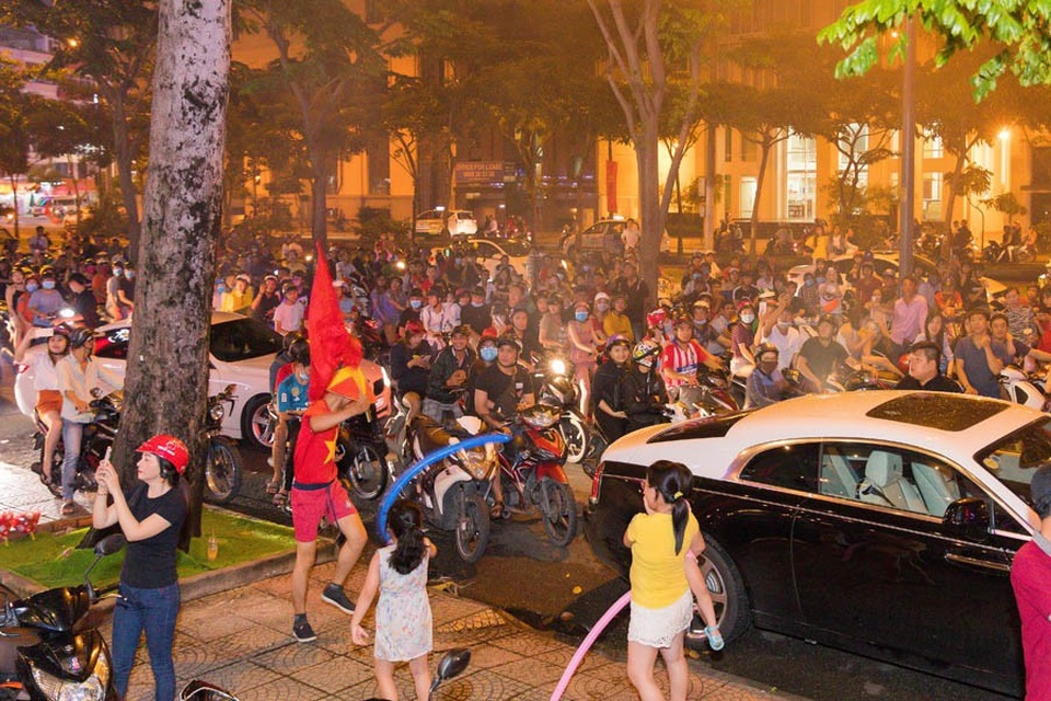 Ngay sau giờ diễn, dù tuyển Olympic Việt Nam không thắng trận, nhưng hàng ngàn khán giả tại thành phố Hồ Chí Minh đổ ra đường đi bão, giữ đúng lời hứa kết quả ra sao vẫn ủng hộ Olympic Việt Nam hết mình.