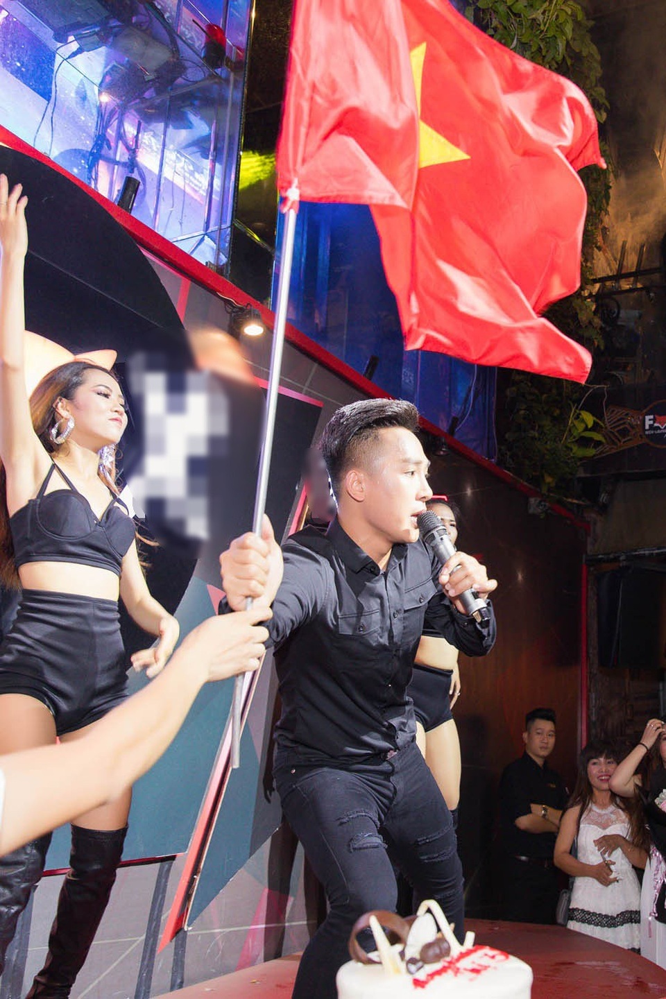 Đặc biệt, anh mang quốc kỳ lên hẳn sân khấu hòa chung không khí với khán giả, ủng hộ tinh thần đội tuyển Olympic Việt Nam và huấn luyện viên Park Hang-seo trong trận bán kết gặp Hàn Quốc.