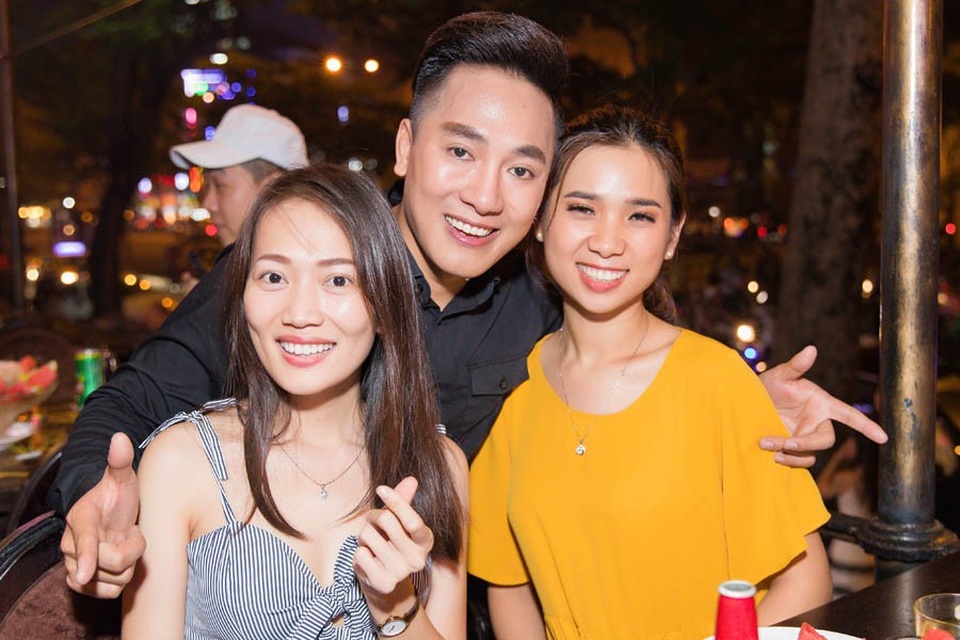 Trước giờ lên sân khấu, vì cổ vũ quá sung Châu Khải Phong lạc giọng. Trong lúc hát Ngắm hoa lệ rơi, anh phải cố gắng hết sức để không hụt hơi. Sự cổ vũ nhiệt tình của khán giả tại điểm diễn khiến anh sung sức hơn bao giờ hết. 