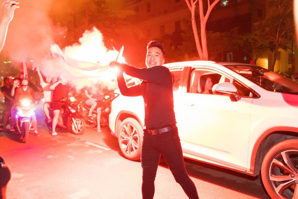 
Châu Khải Phong cho biết, anh cực kỳ ấn tượng với huấn luyện viên Park Hang-seo. Châu Khải Phong chú ý đặc biệt đến cách huấn luyện viên người Hàn Quốc tiếp lửa tinh thần cho từng cầu thủ trẻ. Đặc biệt, ông còn là người nhìn thấy rõ những ưu - nhược điểm của từng cầu thủ nhằm chọn cách bố trí, phân bổ sức lực hợp lý nhất.
