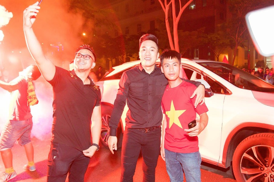 Dưới sự rủ rê của khán giả, Châu Khải Phong cởi phăng áo vest ra đường đi bão. Anh cho biết, mình không đi nguyên đêm mà giữ sức khỏe chuẩn bị cho những show diễn sắp tới. Đặc biệt vào 2/9 sắp tới, anh nhận lời diễn 2 địa điểm vui chơi giải trí tại thành phố Hồ Chí Minh.