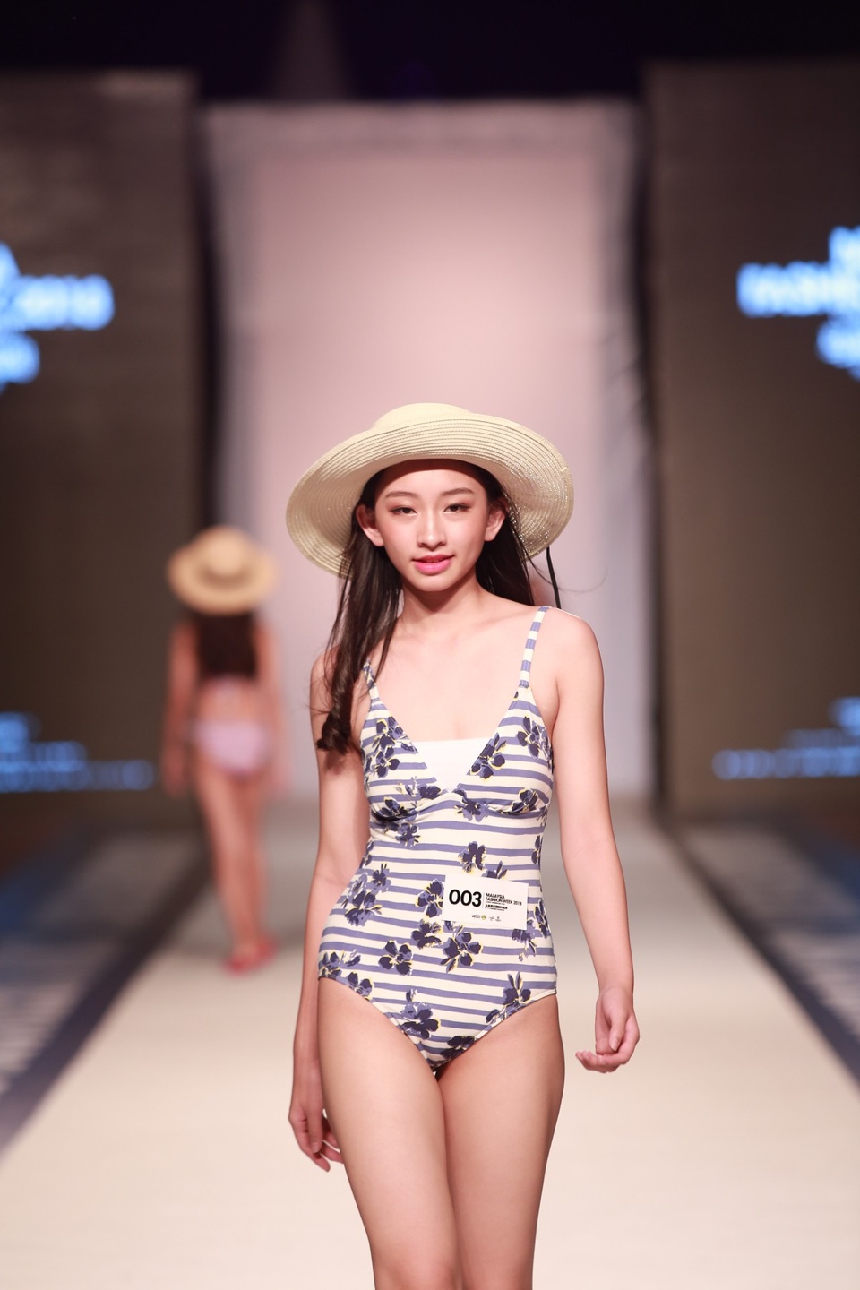 “Bản sao” siêu mẫu số 1 châu Á Liu Wen lọt Top lần đầu chinh chiến quốc tế - 7 Cùng với đó, những thí sinh Việt Nam khác cũng mang về cho mình những thắng lợi. Cùng điểm qua thành tích của một số thí sinh khác tại cuộc thi năm nay: “Chị cả” Nguyễn Đặng Đoan Trang cũng ghi tên mình trên bảng danh dự khi đạt giải Nhất Nhóm tuổi Thiếu niên tại cuộc thi.