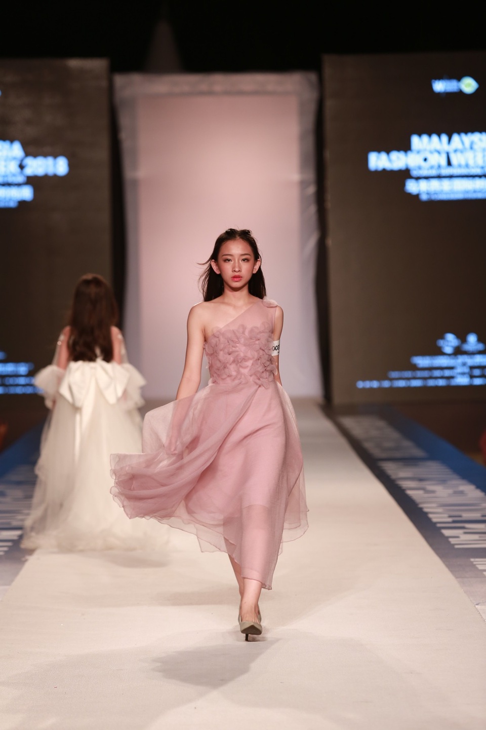 “Bản sao” siêu mẫu số 1 châu Á Liu Wen lọt Top lần đầu chinh chiến quốc tế - 8 Là gương mặt khá mới của làng thời trang khi vừa tham gia Junior Fashion Runway Volume 2 nhưng cô bé hứa hẹn sẽ trở thành ngôi sao tiềm năng của làng mẫu Việt.