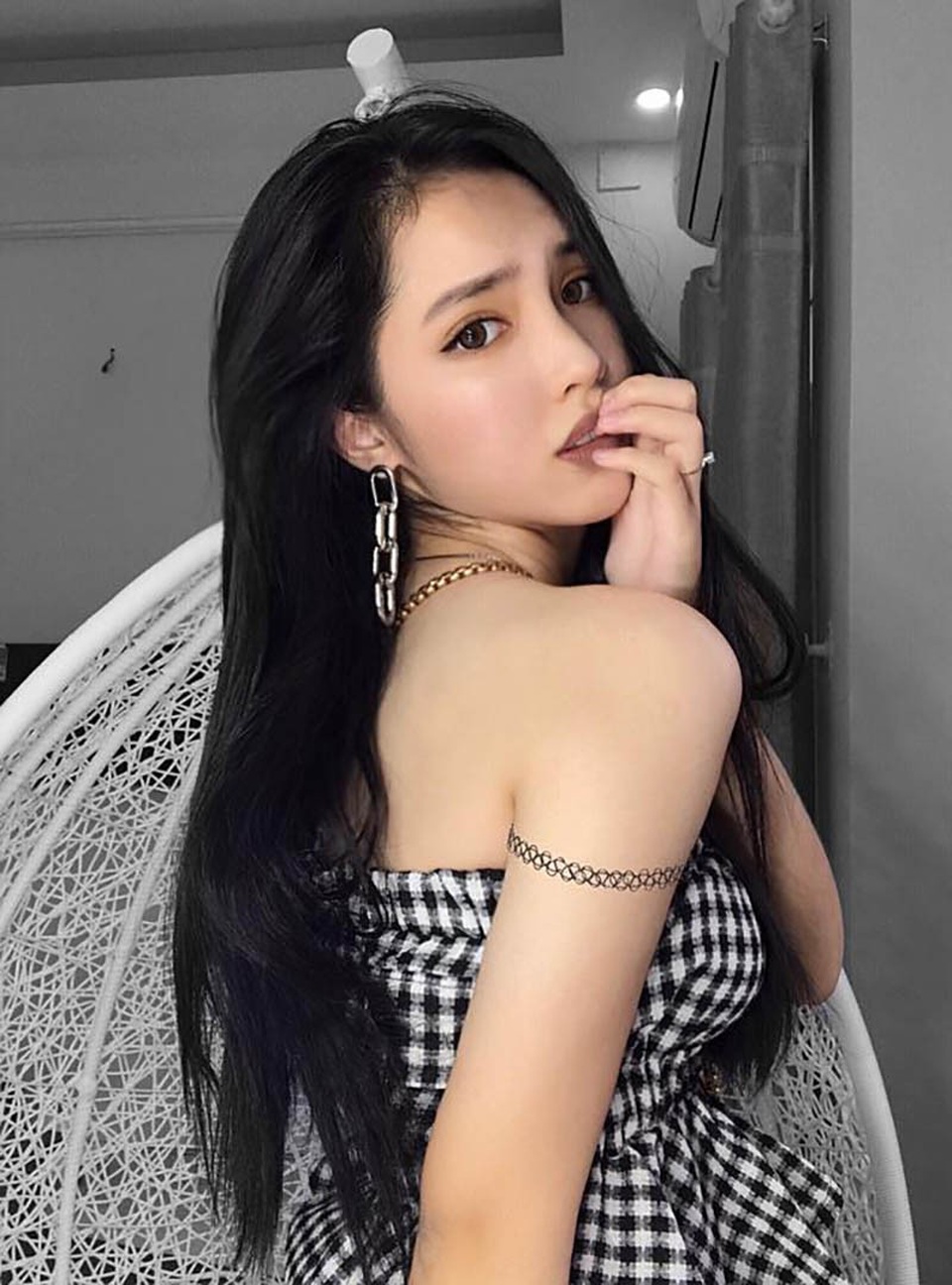 Gặp lại nữ sinh lai Việt - Trung bất ngờ nổi tiếng khi đi cổ vũ U23 Việt Nam - 4 Gặp lại nữ sinh lai Việt - Trung bất ngờ nổi tiếng khi đi cổ vũ U23 Việt Nam - 4
