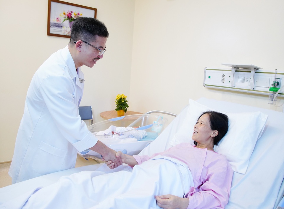 Người bác sĩ 20 năm sống cùng vui, buồn của bệnh nhân hiếm muộn - 1 PGS.TS.BS Lê Hoàng thăm hỏi sản phụ Trương Thị Hải Hằng (53 tuổi) sau cuộc vượt cạn đón cặp song sinh một trai một gái nhờ phương pháp thụ tinh nhân tạo ở Trung tâm hỗ trợ sinh sản BVĐK Tâm Anh, Hà Nội (IVFTA).