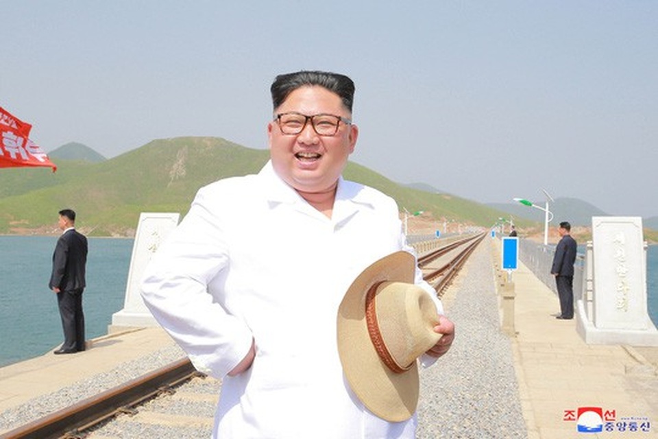 Giấc mơ thầm kín của Triều Tiên - 3
Ông Kim Jong-un tươi cười sau chuyến thị sát tuyến đường sắt Koam-Tapchon. Ảnh: Reuters