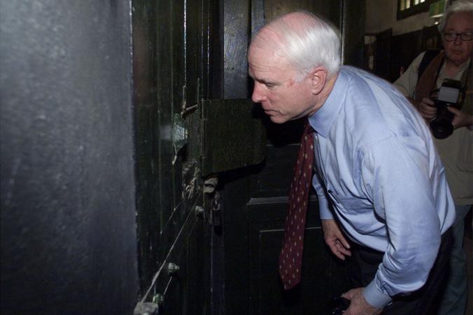 Ký ức của người bắt sống John McCain ở hồ Trúc Bạch - 3 Ông McCain tới thăm nhà tù Hỏa Lò trong một chuyến đi tới Việt Nam (Ảnh: Reuters)