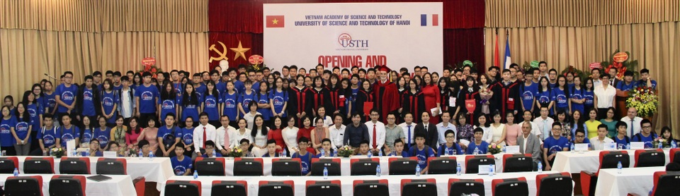 Trường đại học Việt - Pháp đạt kết quả vượt bậc trong công bố quốc tế - 5
Các tân sinh viên, sinh viên tốt nghiệp năm 2018 chụp ảnh lưu niệm trong Lễ Khai giảng năm 2018 - 2019