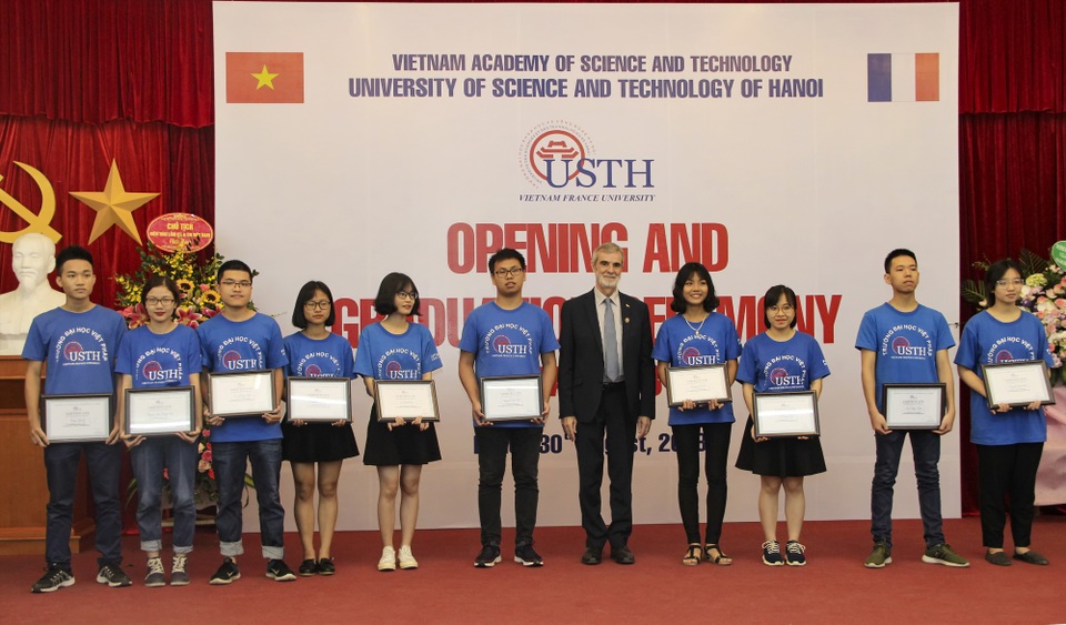Trường đại học Việt - Pháp đạt kết quả vượt bậc trong công bố quốc tế - 2
Các sinh viên xuất sắc của trường ĐH Việt - Pháp
