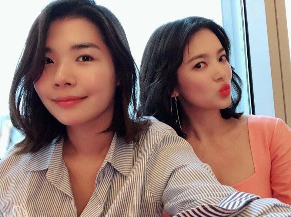 Song Hye Kyo duyên dáng và xinh đẹp tại Hồng Kong - 8
Hình ảnh nhí nhảnh của Song Hye Kyo tại hậu trường của sự kiện được cô chia sẻ trên mạng xã hội.