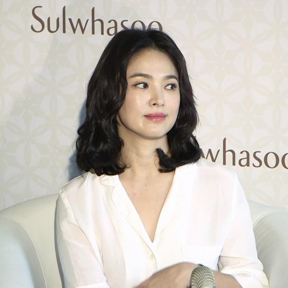 Song Hye Kyo duyên dáng và xinh đẹp tại Hồng Kong - 9
Người đẹp thay trang phục để tiêp tục trò chuyện và giao lưu với người hâm mộ tại Hồng Kong. Được biết, Song Hye Kyo sử dụng tóc giả để tham dự sự kiện này bởi trước đó, khi xuất hiện tại sân bay, cô để lộ mái tóc tém ngắn cũn.