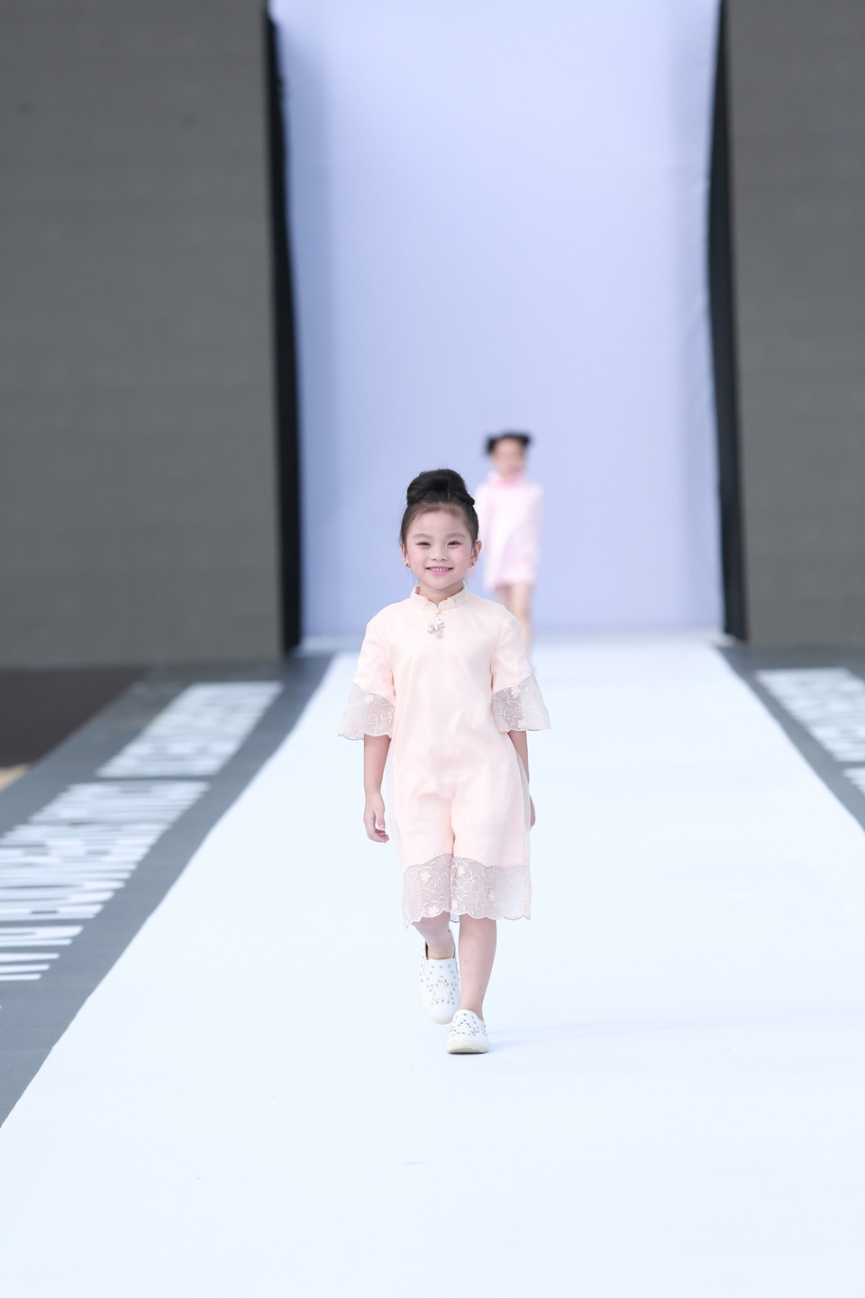 “Bản sao” siêu mẫu số 1 châu Á Liu Wen lọt Top lần đầu chinh chiến quốc tế - 10 Nhỏ tuổi nhất cuộc thi nhưng Ngọc Nhi đột phá với giải Vàng chung cuộc.