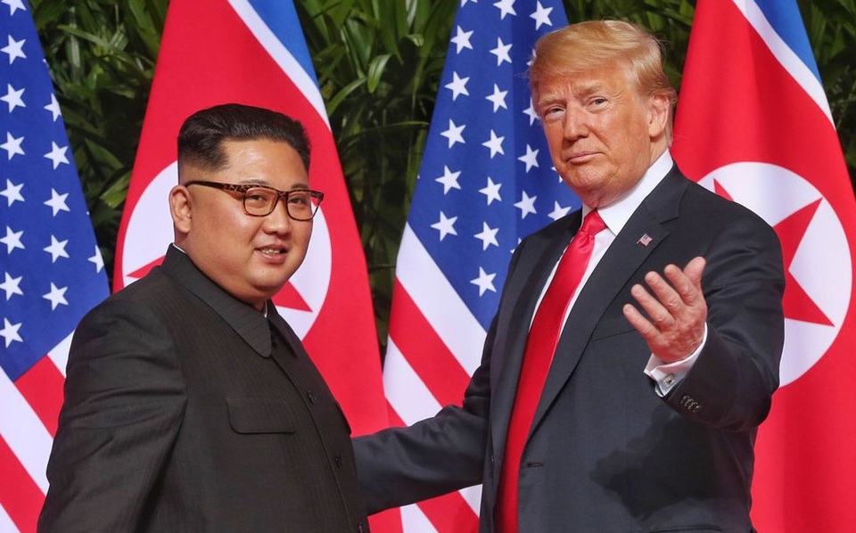 Ca ngợi ông Kim Jong-un, Tổng thống Trump vẫn giữ lệnh trừng phạt Triều Tiên - 1 Tổng thống Donald Trump và nhà lãnh đạo Kim Jong-un gặp nhau tại Singapore hồi tháng 6 (Ảnh: Reuters)