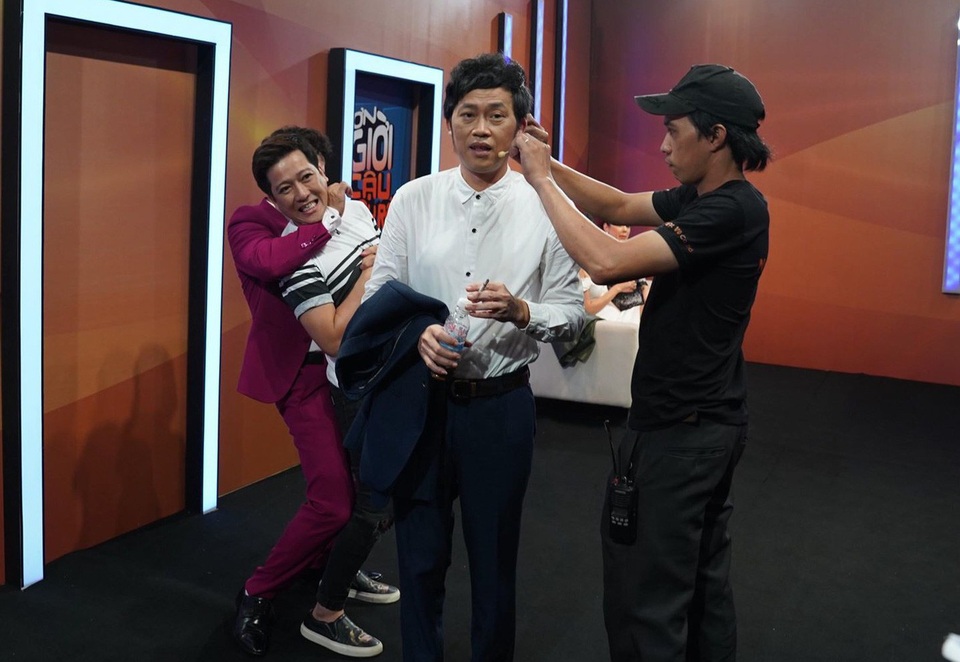 Từ ngày công bố về lễ cưới, Trường Giang như được tiếp thêm 1 nguồn năng lượng vô cùng tích cực. Tại hậu trường “Ơn giời”, Trường Giang liên tục chọc ghẹo Trung Dân, Xuân Bắc, Trấn Thành và Tự Long.