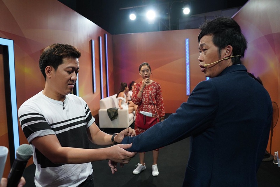 Không những thế, ông xã của Nhã Phương còn chăm lo hết mực cho giám khảo Hoài Linh