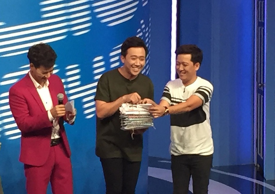 Xuất hiện trong buổi ghi hình chương trình “Ơn giời cậu đây rồi” mùa 5, Trường Giang vui vẻ bởi anh vừa đính hôn cùng diễn viên Nhã Phương sau thời gian dài lùm xùm bên các người đẹp khác.