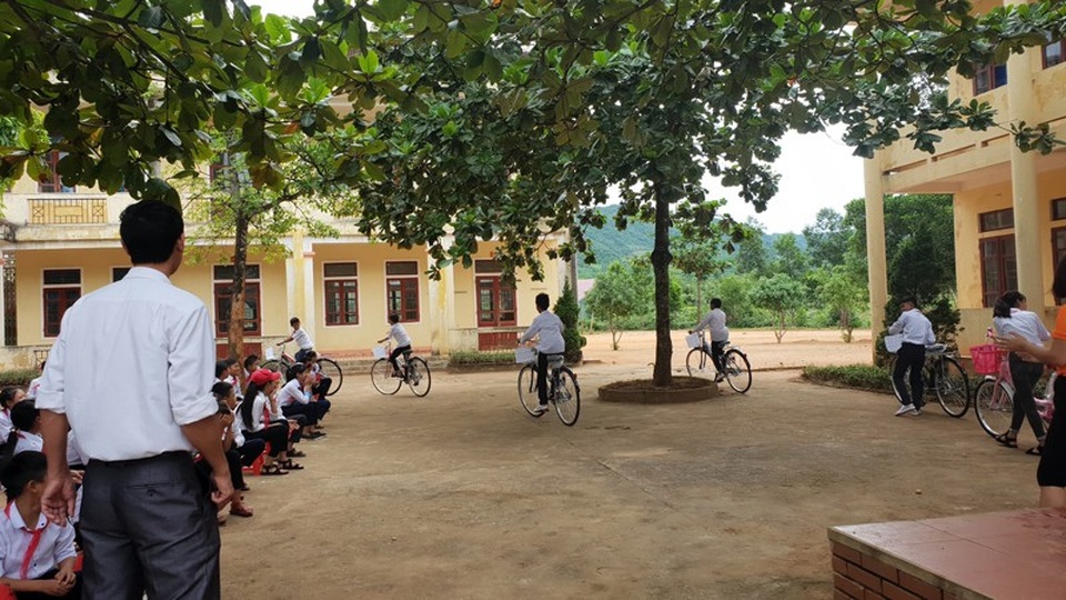 Báo Dân trí phối hợp ngân hàng SHB trao xe đạp đến học sinh nghèo Kỳ Thượng - 3 Các em học sinh rất phấn chấn trước món quà là những chiếc xe đạp trước thềm năm học mới