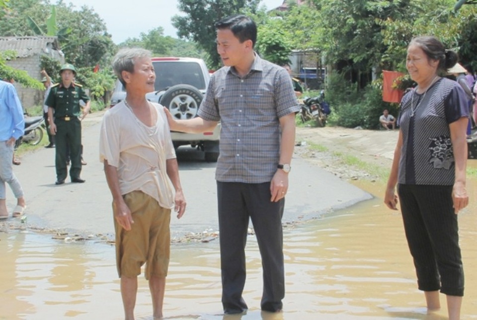 Hàng chục nghìn người dân sơ tán chạy lũ, 3 người mất tích - 5 Ông Đỗ Trọng Hưng, Phó bí thư thường trực Tỉnh ủy Thanh Hóa thăm hỏi, động viên người dân vùng lũ xã Cẩm Vân, huyện Cẩm Thủy
