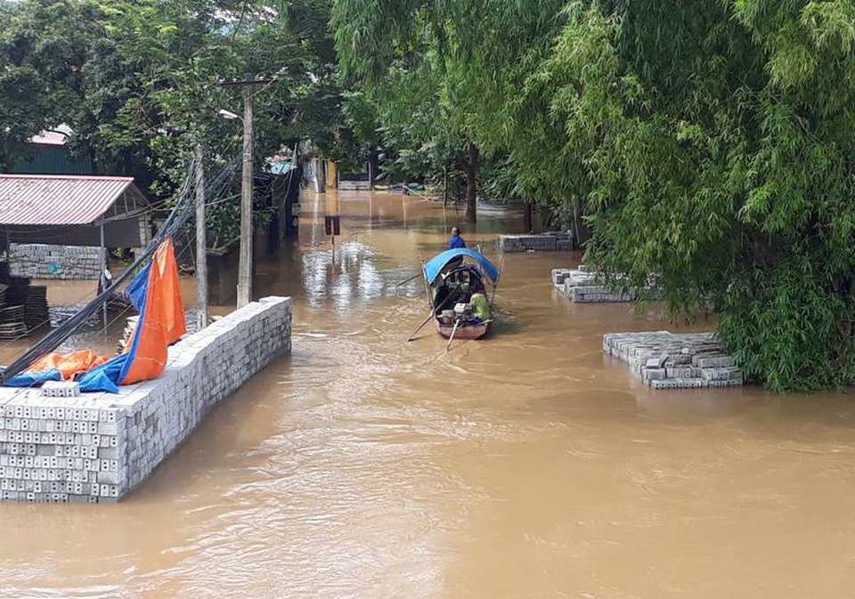 Hàng chục nghìn người dân sơ tán chạy lũ, 3 người mất tích - 2 Nước lũ dâng cao khiến việc đi lại của người dân gặp nhiều khó khăn
