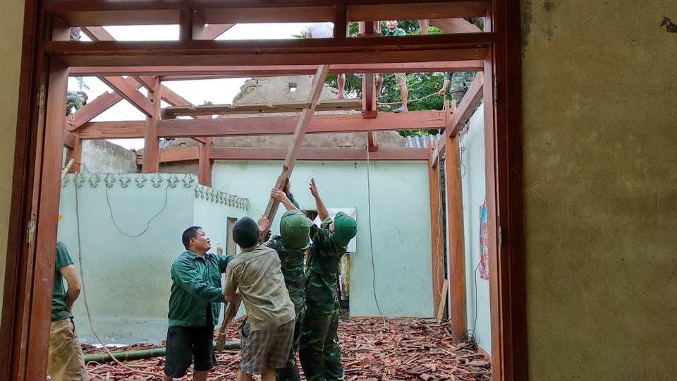 Di dời khẩn cấp 200 hộ dân, nhiều xã bị cô lập chưa thể tiếp cận - 6 Di dời khẩn cấp 200 hộ dân, nhiều xã bị cô lập chưa thể tiếp cận - 6