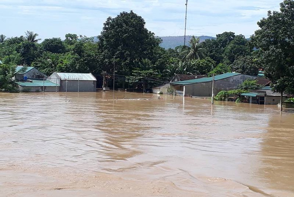 Hàng chục nghìn người dân sơ tán chạy lũ, 3 người mất tích - 1 Hàng nghìn hộ dân tại nhiều địa phương bị ngập chìm trong nước lũ