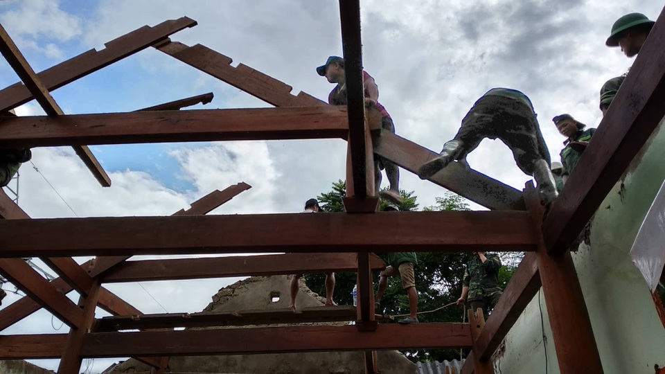 Di dời khẩn cấp 200 hộ dân, nhiều xã bị cô lập chưa thể tiếp cận - 8 Di dời khẩn cấp 200 hộ dân, nhiều xã bị cô lập chưa thể tiếp cận - 8