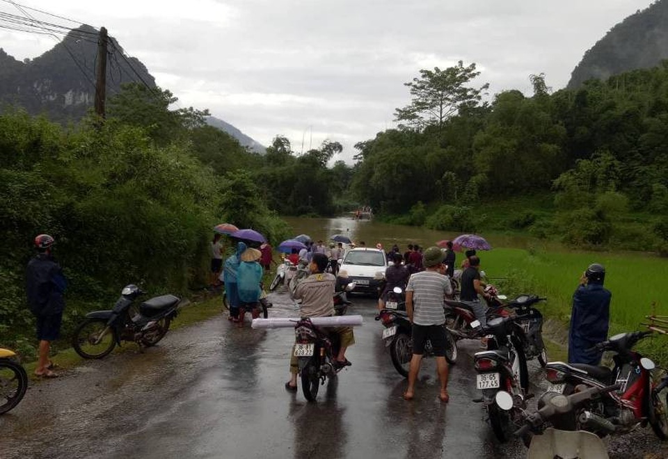 Bác thông tin vỡ đập thủy điện Trung Sơn - 1 Mưa lũ khiến nhiều tuyến đường bị ngập lụt, chia cắt giao thông
