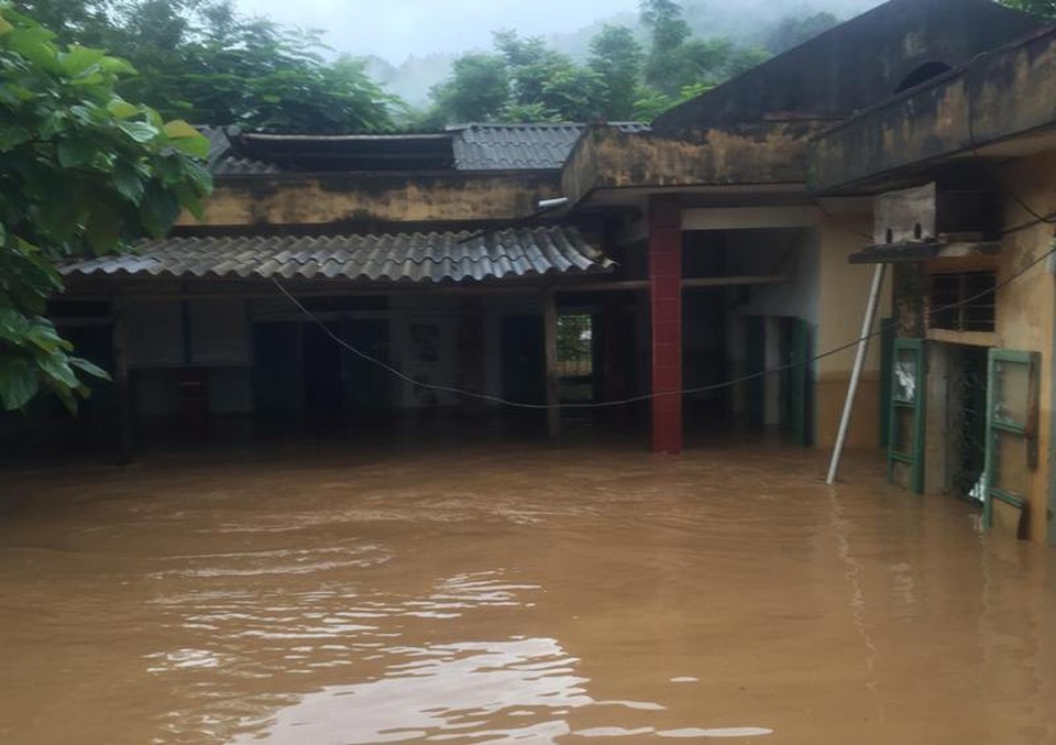 Nước lũ nhấn chìm nhiều ngôi nhà, cuốn trôi nhiều tài sản - 7 Hàng trăm hộ dân tại huyện Quan Hóa đã bị nước ngập vào nhà