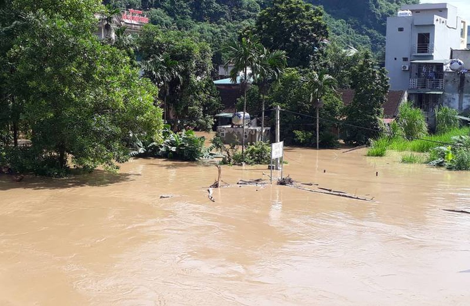 Hàng chục nghìn người dân sơ tán chạy lũ, 3 người mất tích - 10 Nước lũ gây chia cắt, cô lập nhiều địa phương