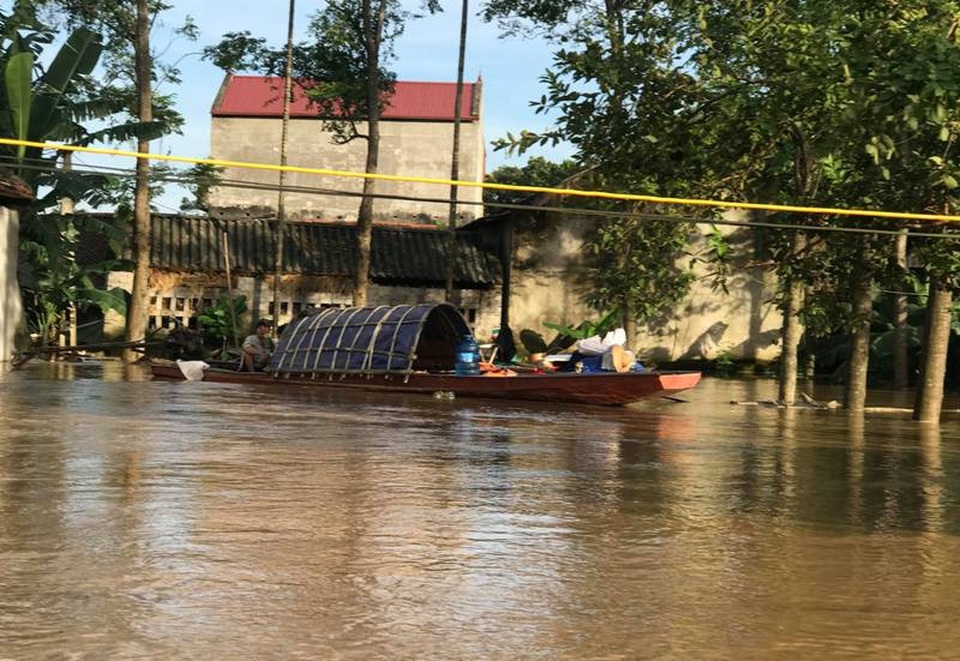 Hàng chục nghìn người dân sơ tán chạy lũ, 3 người mất tích - 11 Người dân sinh hoạt trên dòng nước lũ