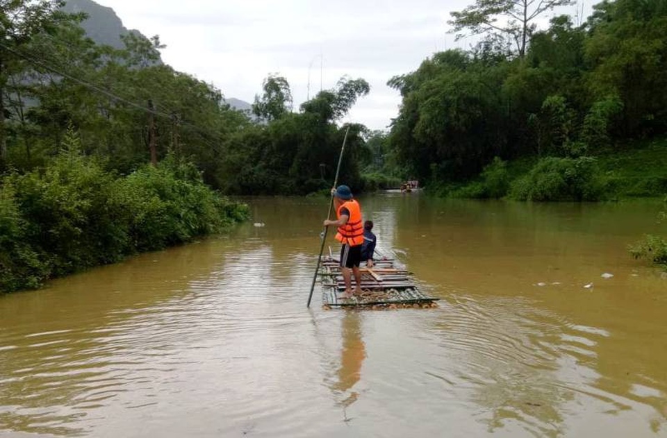 Bác thông tin vỡ đập thủy điện Trung Sơn - 2 Người dân phải dùng bè đi lại trên đường